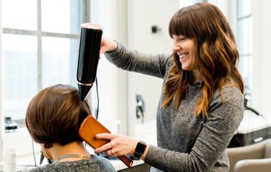 CV dla fryzjera – jak stworzyć CV i list motywacyjny fryzjera?