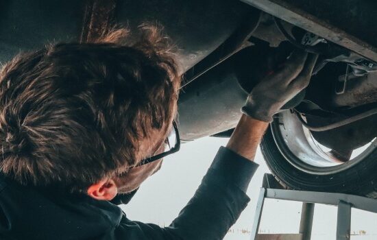 Jak napisać CV i list motywacyjny mechanika samochodowego? Sprawdzone porady