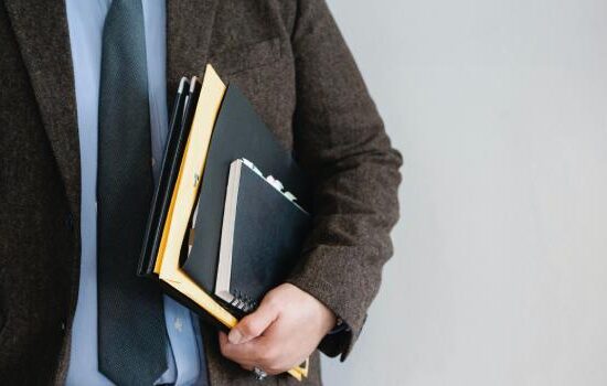 Jak napisać profesjonalne CV dla prawnika? CV i list motywacyjny do kancelarii