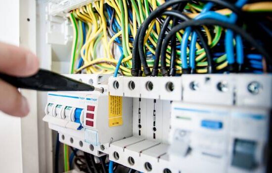 Jak stworzyć profesjonalne CV dla elektryka?