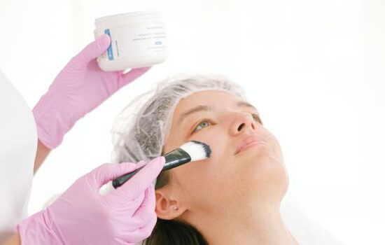 Jak napisać list motywacyjny i CV dla kosmetyczki/ kosmetologa – praktyczne porady