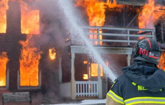 Państwowa Straż Pożarna – jak zostać strażakiem i ile zarabia strażak?