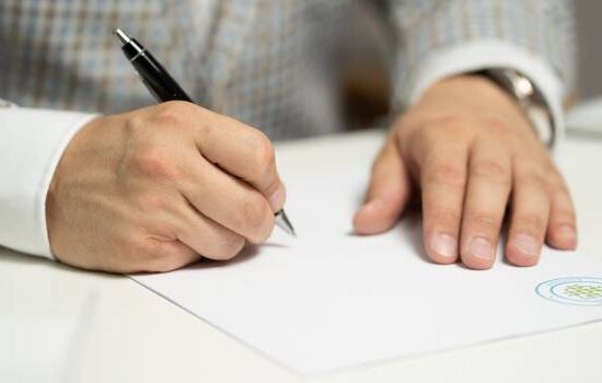 Jak napisać podanie o urlop okolicznościowy? Praktyczne porady i gotowy wzór wniosku