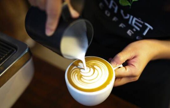 Barista/ baristka – kto to jest barista i jak wygląda jego praca + profesjonalne CV baristy