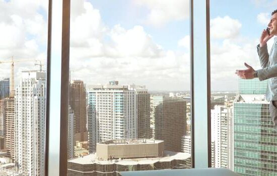 CEO – co oznacza popularny skrót CEO oraz CTO, COO i CFO?