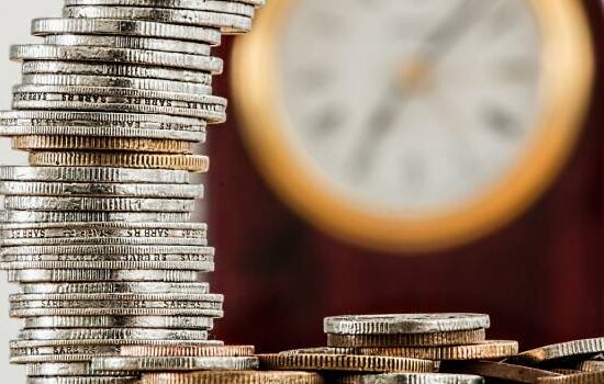 Wypłata wynagrodzenia – na konto czy do ręki? Co jeśli na koncie brak wypłaty?