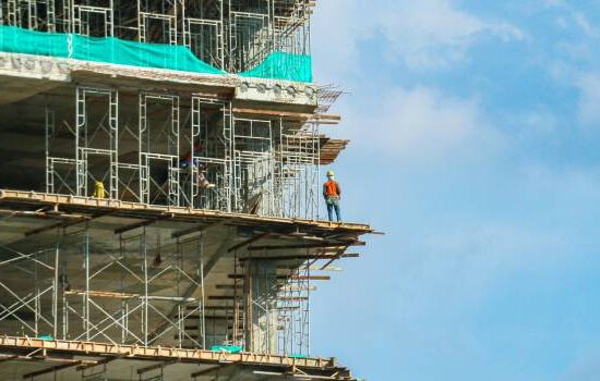 Praca na wysokości – jak zdobyć uprawnienia do pracy na wysokości?