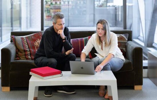 Jak poprosić o podwyżkę? Rozmowa o podwyżkę + argumenty do podwyżki