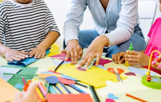 Praca w przedszkolu – nauczyciel oraz pomoc nauczyciela w przedszkolu