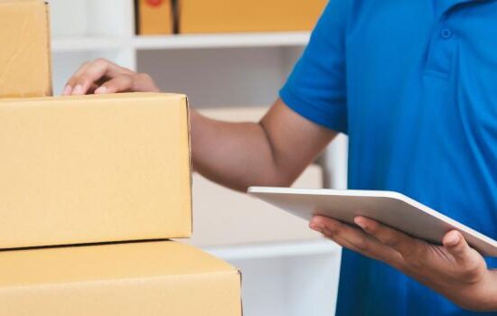 Spedytor kto to? Co robi i czym zajmuje się spedytor?