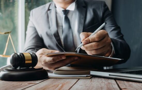 Prawnik – ile zarabia prawnik? Co robić po prawie?