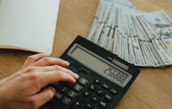 Przychód a dochód – czym się różnią?