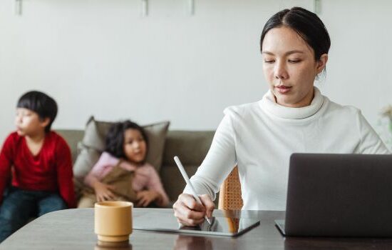 Jak wygląda powrót do pracy po macierzyńskim – jak się do niego przygotować?