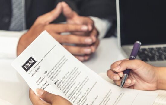 Resume – co oznacza po polsku? Czym różni się od CV?