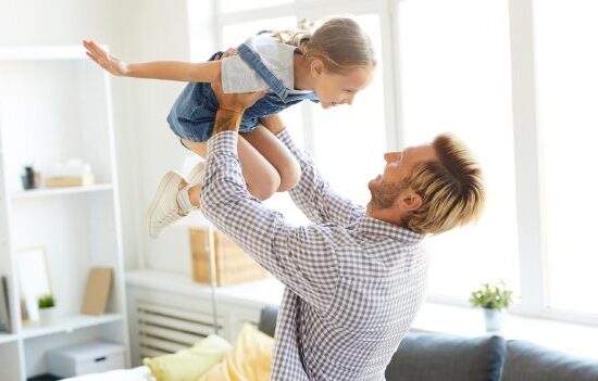 Urlop rodzicielski 2025 – ile trwa? Ile wynosi zasiłek rodzicielski? [+ aktualne zmiany]