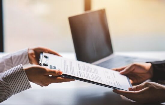 Krótkie okresy pracy w CV – czy częsta zmiana pracy może być zaletą?