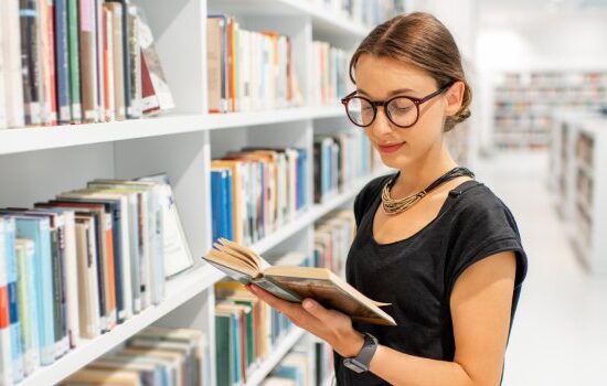 Praca w bibliotece – jak zostać bibliotekarzem? Ile wynoszą zarobki bibliotekarzy?