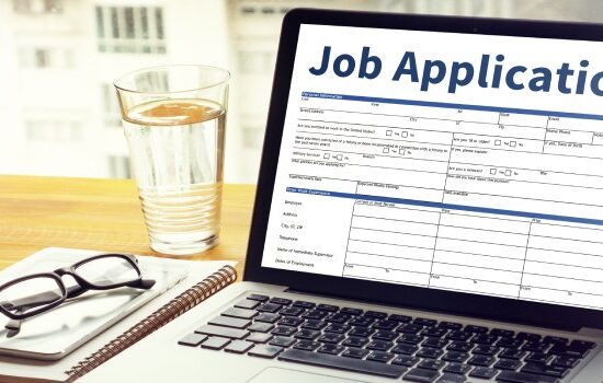 Co zawiera profesjonalna aplikacja na stanowisko pracy? [+ aplikacja o pracę wzór]