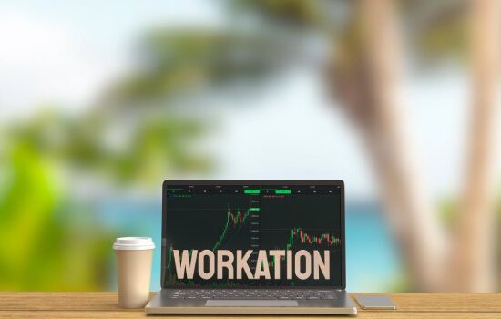 Workation – co to? Czy workation to bardziej wakacje czy praca?