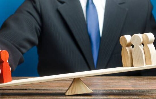 Nepotyzm co to? Definicja i przykłady nepotyzmu w pracy