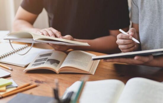 Licencjat – czym są studia licencjackie? Ile trwają? Jakie otwierają możliwości?