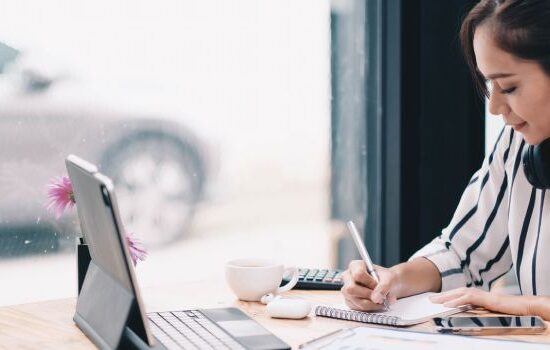 Jak wyglądają studia online? Studia licencjackie i magisterskie online + dostępne kierunki